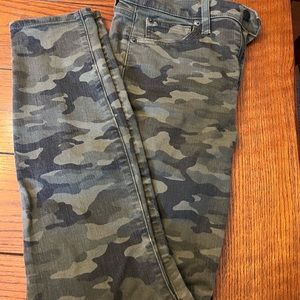 EUC Gap True Skinny high rise camo jeans, size 29/8L